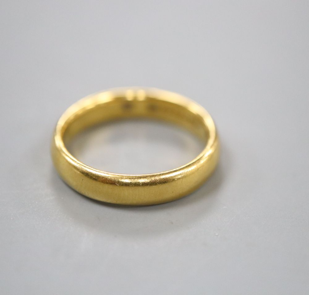 A 22ct gold wedding band, size K/L, 5.3 grams.